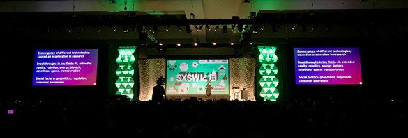 Het podium van het evenement SXSW waar een spreker een presentatie geeft