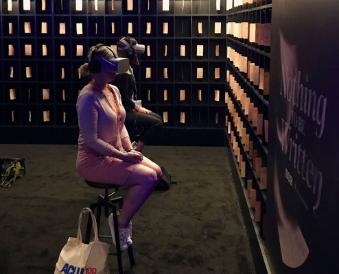 Vrouw met VR bril op haar hoofd zittend op een kruk op SXSW