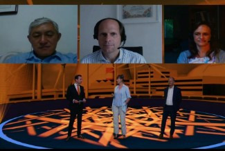 Greenscreen studio met digitaal vormgegeven achtergrond, live sprekers en sprekers die inbellen via hun eigen apparaat.