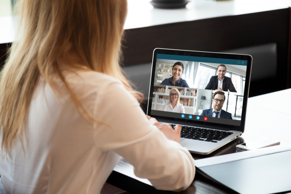 vrouw achter een laptop volgt een webinar