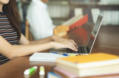 Student aan het werk op een laptop