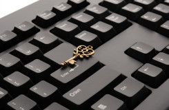 Foto van een toetsenbord met een sleutel erop