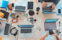 Tafel met laptops en telefoons