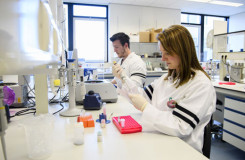 Twee mensen in een laboratorium vullen reageerbuisjes