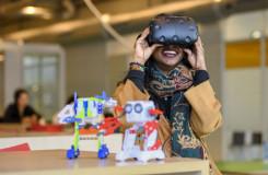 Een meisje kijkt door een virtual reality bril en lacht