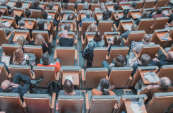 een collegezaal vol docenten