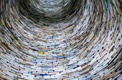 een tunnel van opgestapelde boeken