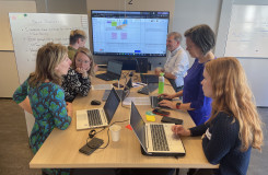 Deelnemers aan de peer visit aan de UU in een active learning classroom, maart 2022. Foto: Michel Jansen