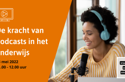 Plaatjes van iemand die een podcast luistert