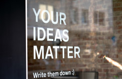 een raam met daarop de tekst: your ideas matter, write them down