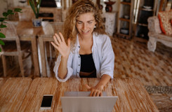vrouw achter laptop