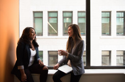 Twee vrouwen in gesprek