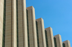 een gebouw met betonnen rijen