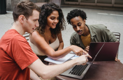 drie studenten achter laptop