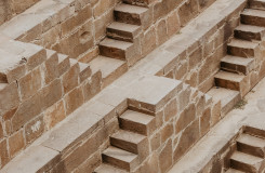 foto van een bakstenen muur met daarin kleine trappetjes gemetseld