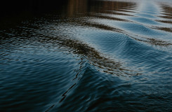 een foto van een serie golfjes in het water