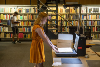 Researcher scans manuscript, at International Institute for Social History (IISG) in Amsterdam. | Source: SURF beeldbank |  Photo by: Sicco van Grieken (2023)