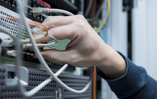 Close-up van hand die kabels in hardware bevestigd