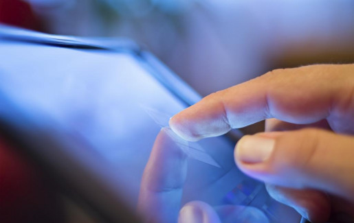 Hand raakt iPad aan